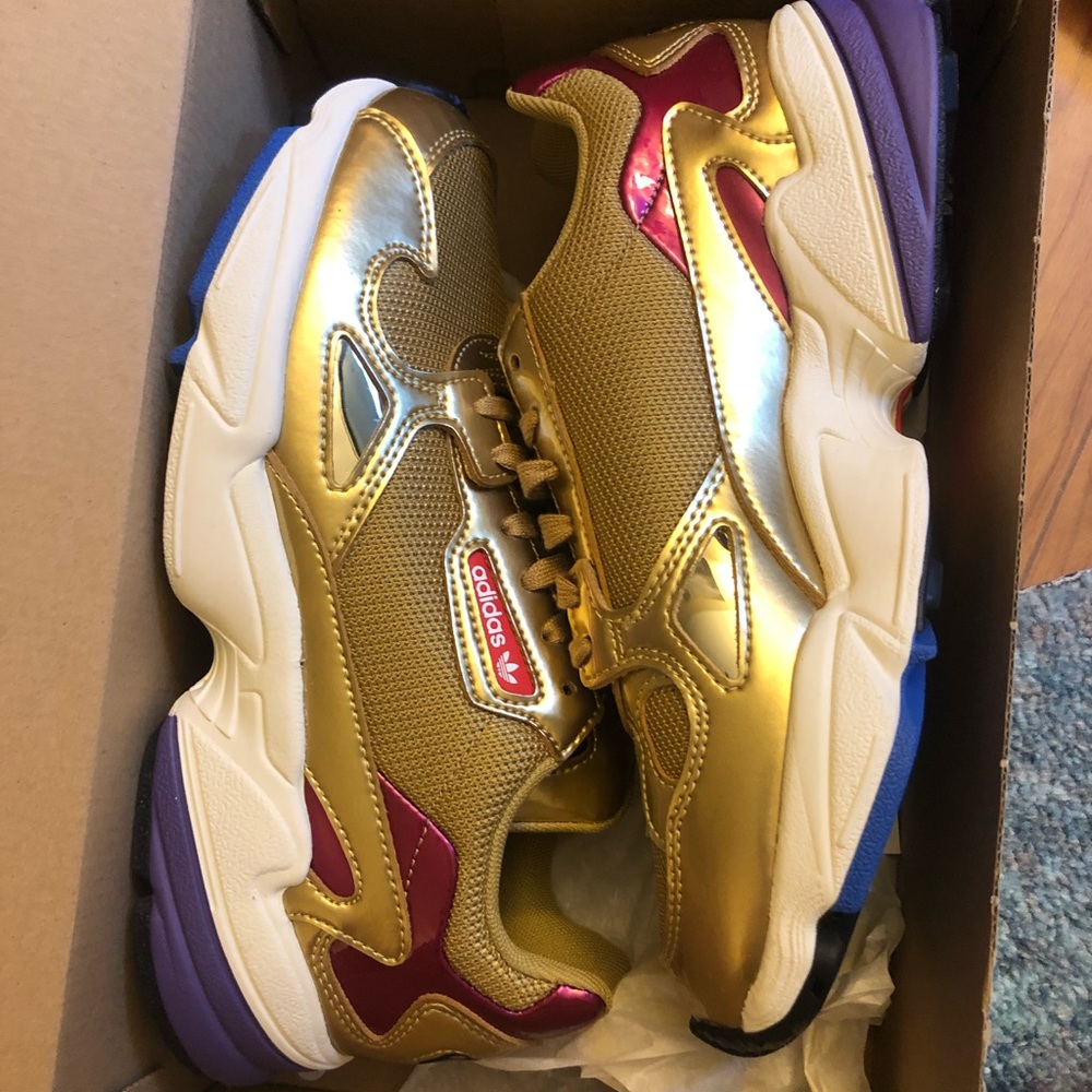 Gold falcon W adidas